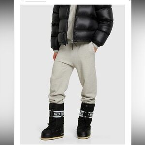 Revolve Net A Porter Tecnica MOON BOOT
Icon shell faux leather snow boots